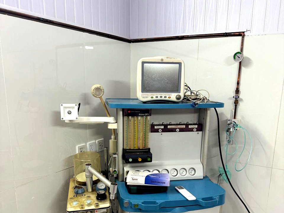 Cardiac monitoring and anesthesia workstation at the center